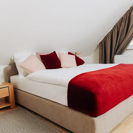 Lejlighed Diamondvilla, 4 Bedroom Apartment, Garden & Prag