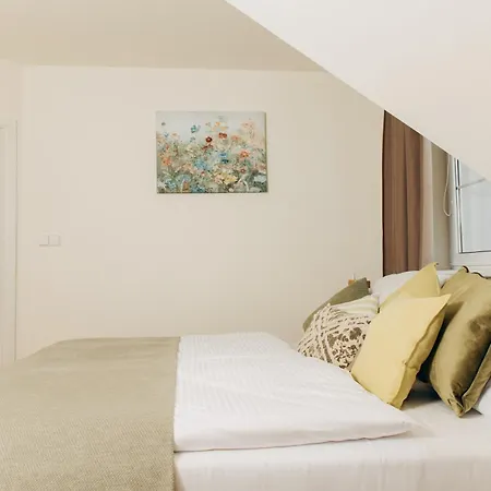 Apartament Diamondvilla, 4 Bedroom Apartment, Garden &