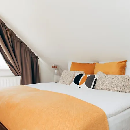 Diamondvilla, 4 Bedroom Apartment, Garden & Apartament Praga