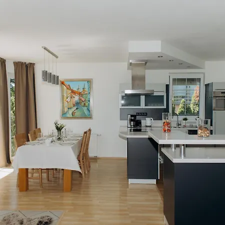 Lejlighed Diamondvilla, 4 Bedroom Apartment, Garden & Prag