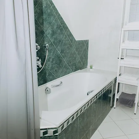 Lejlighed Diamondvilla, 4 Bedroom Apartment, Garden &