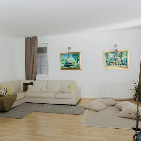 Lejlighed Diamondvilla, 4 Bedroom Apartment, Garden &