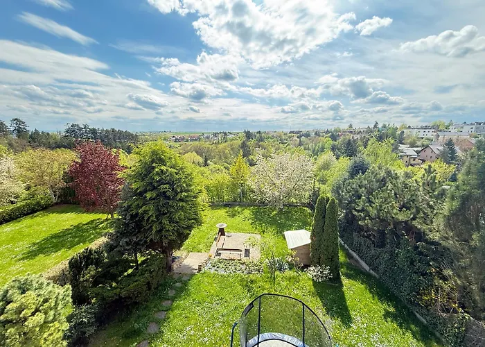 Diamondvilla, 4 Bedroom Apartment, Garden & Praga