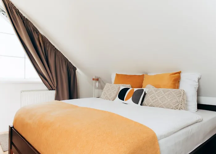Diamondvilla, 4 Bedroom Apartment, Garden & Apartament Praga