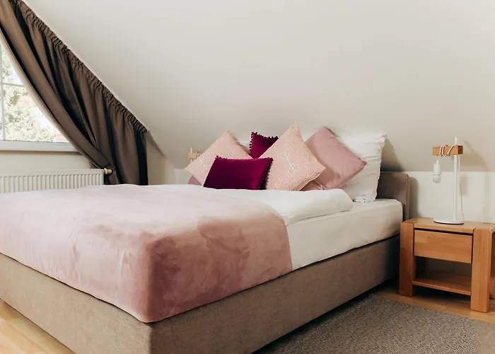 Diamondvilla, 4 Bedroom Apartment, Garden & Praga