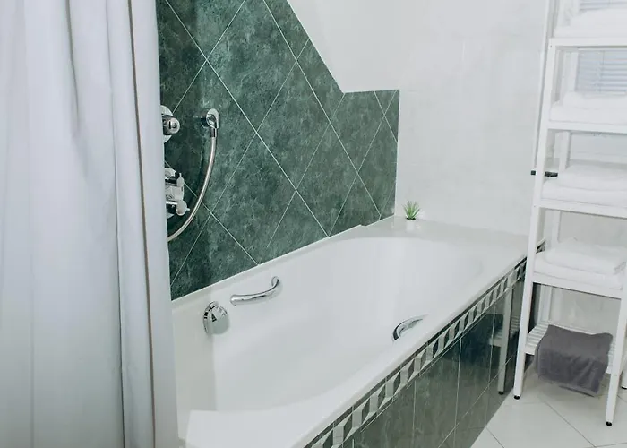 Apartament Diamondvilla, 4 Bedroom Apartment, Garden &