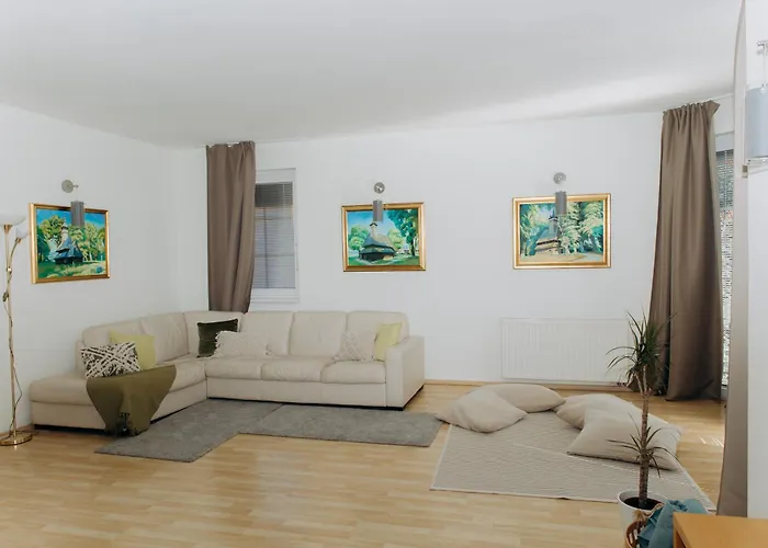 Apartament Diamondvilla, 4 Bedroom Apartment, Garden &