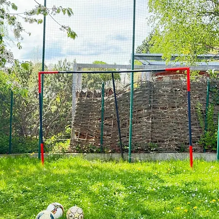 Diamondvilla, 4 Bedroom Apartment, Garden &