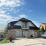 Diamondvilla, 4 Bedroom Apartment, Garden & Prague