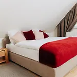 Apartment Diamondvilla, 4 Bedroom Apartment, Garden & Prague