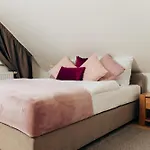Diamondvilla, 4 Bedroom Apartment, Garden & Prague