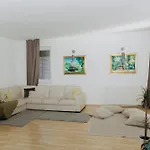 Apartment Diamondvilla, 4 Bedroom Apartment, Garden &