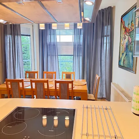 Diamondvilla, 4 Bedroom Apartment, Garden & Praga