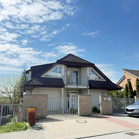 Diamondvilla, 4 Bedroom Apartment, Garden & Praga