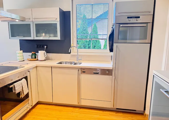 Diamondvilla, 4 Bedroom Apartment, Garden &