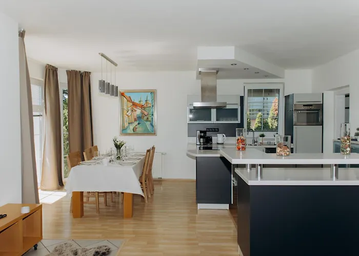 Lägenhet Diamondvilla, 4 Bedroom Apartment, Garden&spa Prag