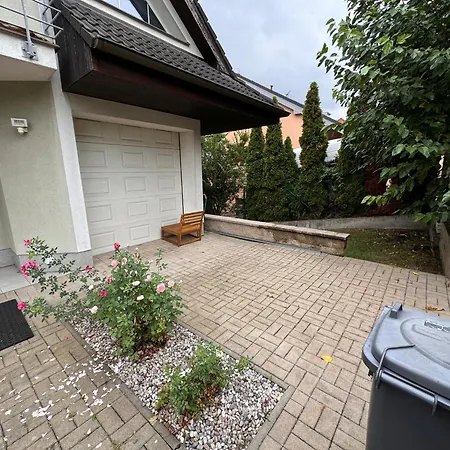 Apartment Diamondvilla, 4 Bedroom Apartment, Garden & Prague
