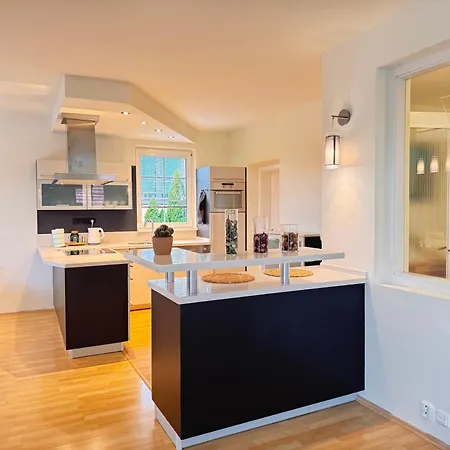 Diamondvilla, 4 Bedroom Apartment, Garden & Apartment