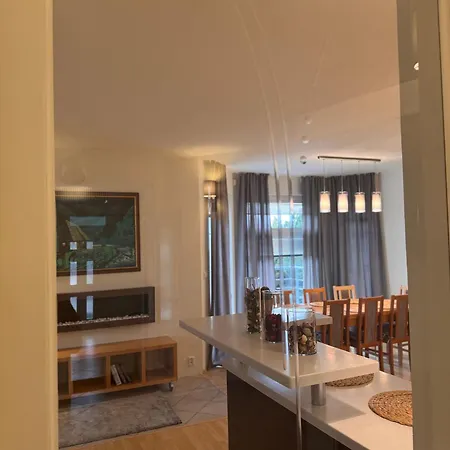 Apartment Diamondvilla, 4 Bedroom Apartment, Garden & *