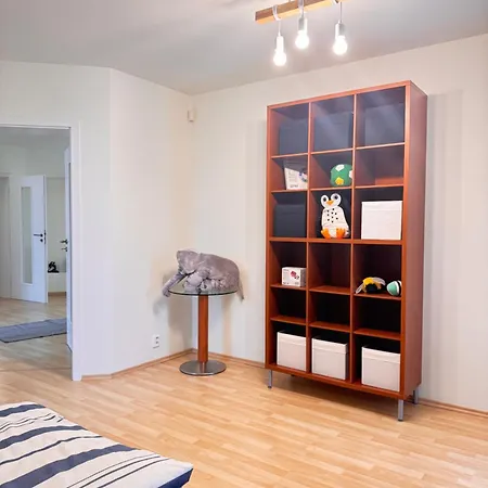 Apartment Diamondvilla, 4 Bedroom Apartment, Garden & Prague