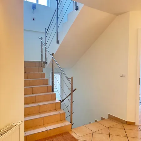 Diamondvilla, 4 Bedroom Apartment, Garden & Prague