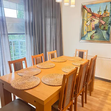 Apartment Diamondvilla, 4 Bedroom Apartment, Garden & Prague