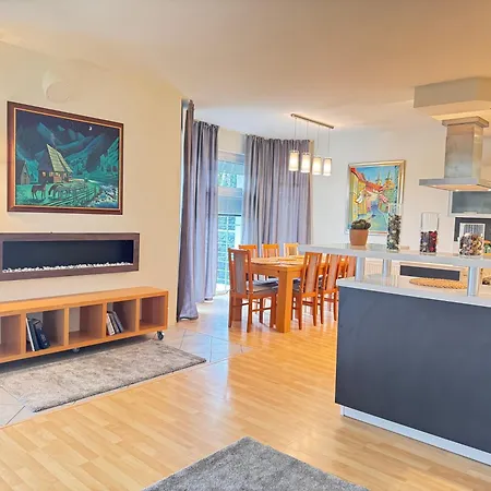 Diamondvilla, 4 Bedroom Apartment, Garden & *