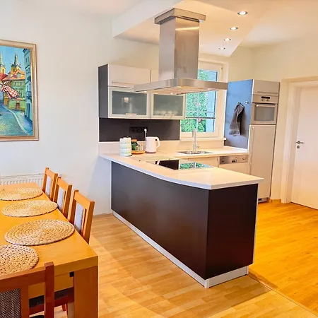 Diamondvilla, 4 Bedroom Apartment, Garden &
