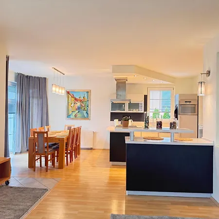 Apartment Diamondvilla, 4 Bedroom Apartment, Garden & Prague