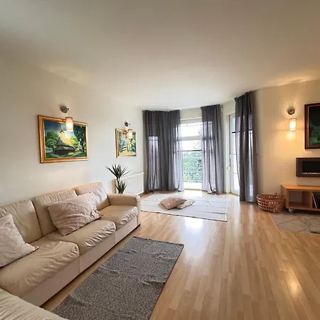 Diamondvilla, 4 Bedroom Apartment, Garden & *