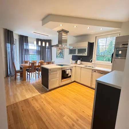Diamondvilla, 4 Bedroom Apartment, Garden & Prague