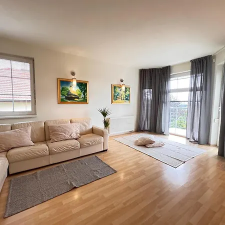 Diamondvilla, 4 Bedroom Apartment, Garden &