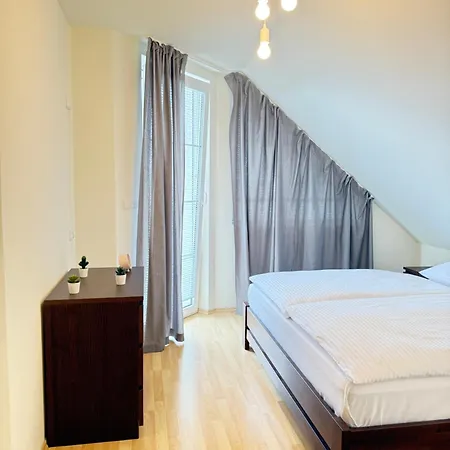 Lägenhet Diamondvilla, 4 Bedroom Apartment, Garden & *