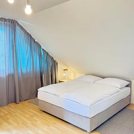 Diamondvilla, 4 Bedroom Apartment, Garden & Lägenhet *