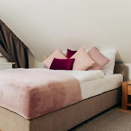 Diamondvilla, 4 Bedroom Apartment, Garden & Praga